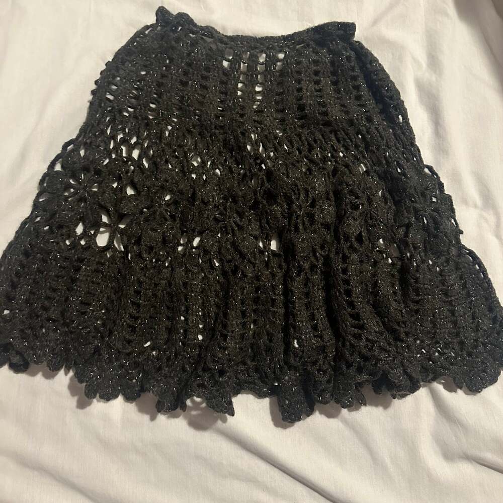 Vintage Black Metallic Shimmer Y2K Crochet Capelet Shawl with Flower Detail - Picture 6 of 7
